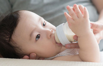শিশুকে বোতলে দুধ খাওয়ানোয় যেসব মারাত্মক ক্ষতি হচ্ছে
