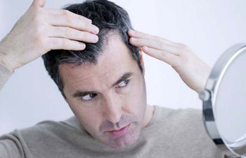 অল্পবয়সে চুল পাকা থেকে রক্ষা পেতে যা করবেন