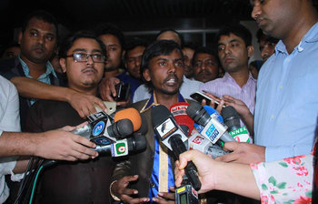 নির্বাচন কমিশনে অফিসে হিরো আলমকে ঘিরে ভিড়