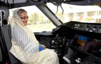 ‘হংসবলাকা’ বিমানের ককপিটে প্রধানমন্ত্রী