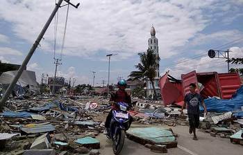 ভূমিকম্প ও সুনামিতে ইন্দোনেশিয়ায় ধ্বংসস্তূপ