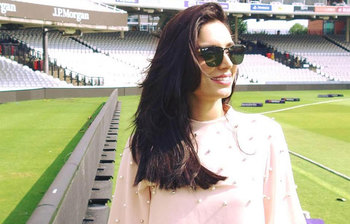 যে সুন্দরী উস্থাপক ক্রিকেটের মাঠ ও ইন্টারনেটে ঝড় তুলেছেন