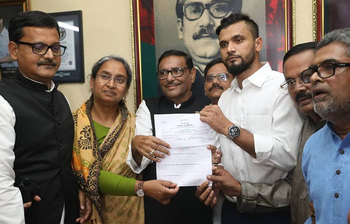 মাশরাফি নিলেন আওয়ামী লীগের মনোনয়নপত্র