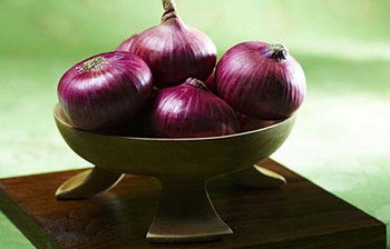 পেঁয়াজের রস যেভাবে ব্যবহার করলে চুল পড়া চিরতরে বন্ধ হবে