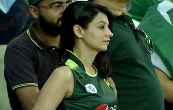 এশিয়া কাপের মাঠে পাকিস্তানি রহস্যময়ীর ছবি ভাইরাল