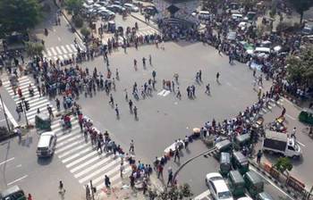 সরকারি চাকরিতে প্রবেশের বয়সসীমা ৩৫ করার দাবিতে শাহবাগ অবরোধ