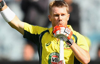 যে কারণে ম্যাচের মাঝে মাঠ থেকে বেরিয়ে গেলেন ডেভিড ওয়ার্নার