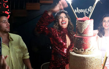 প্রিয়াঙ্কার জন্মদিনে নিকের পাঁচতলা কেক উপহার