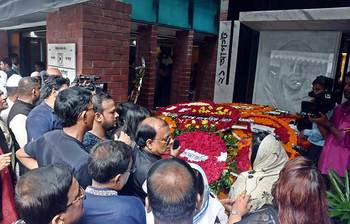 ২১ আগস্টের নিহতদের স্মৃতিতে ফুলেল শ্রদ্ধা