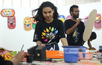 মঙ্গল শোভাযাত্রার প্রস্তুতি চলছে চারুকলায়