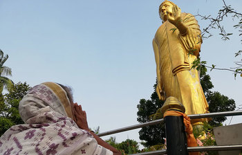 বুদ্ধ পূর্ণিমায় মন্দিরে প্রার্থনা