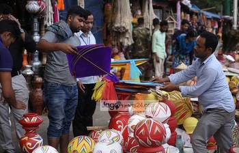 রাজধানীতে পহেলা বৈশাখ পালনের বিভিন্ন উপকরণ বিক্রির বাজার