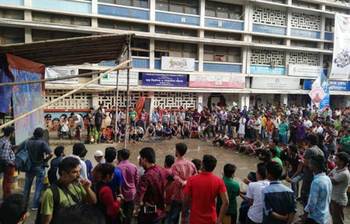 টিএসসিতে বড়পর্দায় বাংলাদেশ-ভারত ম্যাচ উপভোগ করছেন দর্শকরা