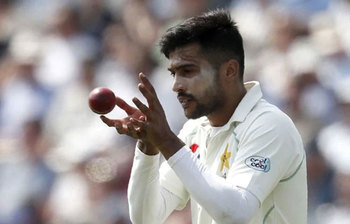 হঠাৎ অবসর নিচ্ছেন পাকিস্তানের তারকা পেসার আমির