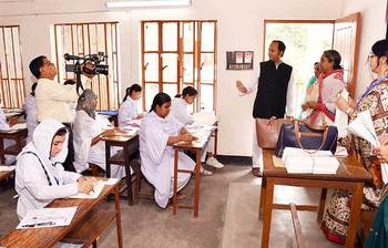 পরীক্ষা কেন্দ্রে শিক্ষামন্ত্রী ডা. দীপু মনি