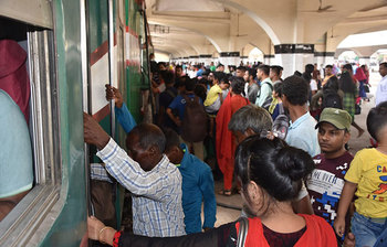 বাড়ির পানে ছুটছে মানুষ