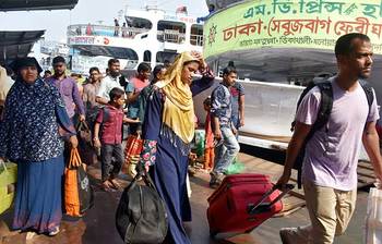 সদরঘাটে ঘরমুখো যাত্রীর ভিড়ে জনস্রোত