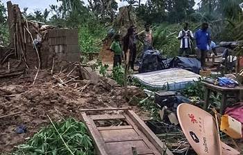 ফণীর মতো ভয়ঙ্কর ঘূর্ণিঝড় ‘কেনেথে’ বিধ্বস্ত হয়েছে এক দ্বীপ