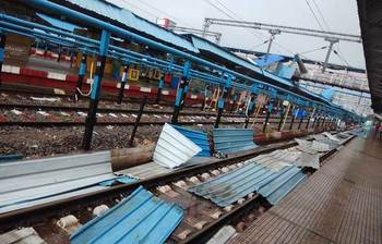 ছবিতে দেখুন ফণীর দাপটে উড়ে গেল ভারতের ভুবনেশ্বর স্টেশনের চালা