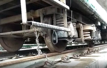 ফণীর তাণ্ডবের হাত থেকে ট্রেন রক্ষা করতে যেভাবে বেঁধে রাখা হল