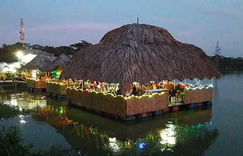 সবার মন কেড়েছে ভাসমান রেস্টুরেন্ট