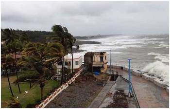 দেখুন ঘূর্ণিঝড় ফণীর ভয়ঙ্কর রূপ