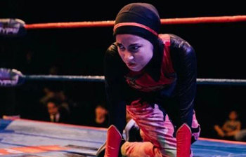 বিশ্বের প্রথম হিজাব পরা কুস্তিগীর