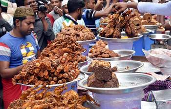 রাজধানীর চকবাজারের মজাদার বাহারি ইফতার