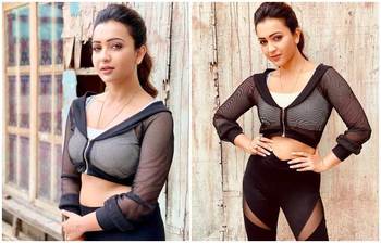 খোলামেলা পোশাকে কৌশানী