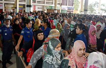 ছবিতে দেখুন কমলাপুরে অগ্রিম টিকিট কিনতে মানুষের ঢল