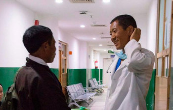 ছবিতে দেখুন ছুটির দিনেও হাসপাতালে রোগীর পাশে ভুটানের প্রধানমন্ত্রী