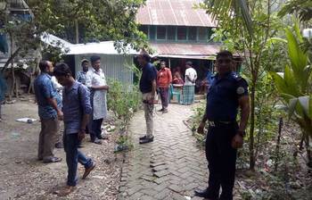 বরগুনায় মিন্নির বাড়িতে নিরাপত্তা দিতে পুলিশ পাহারা