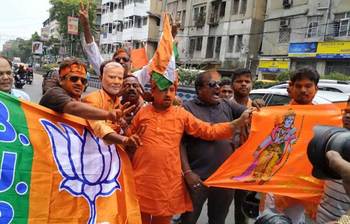 মোদির বিজয়ের সংবাদে ভারতের রাজপথে আনন্দ উৎসব