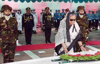 ছবিতে দেখুন যথাযোগ্য মর্যাদায় শোক দিবস পালন