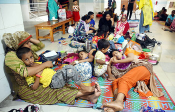 ছবিতে দেখুন মুগদা হাসপাতালে চিকিৎসা নিচ্ছে ডেঙ্গু রোগীরা