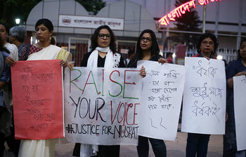 নুসরাত হত্যার প্রতিবাদে শাহবাগে মানববন্ধন