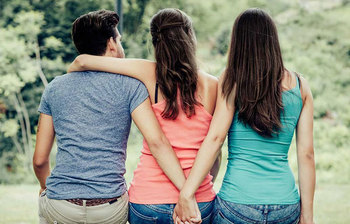 যে কারণে অনেকেই এক সঙ্গে দু’জনার সঙ্গে প্রেম করেন