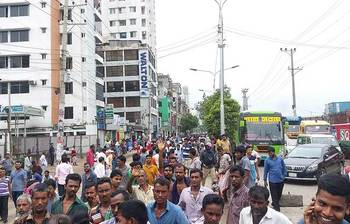 রিকশাচালকদের আন্দোলনে রাস্তা বন্ধে চরম ভোগান্তি