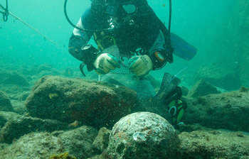 সমুদ্রের নিচে চাপা পড়া যে নৌকায় ভর্তি প্রচুর সোনার গয়না রয়েছে