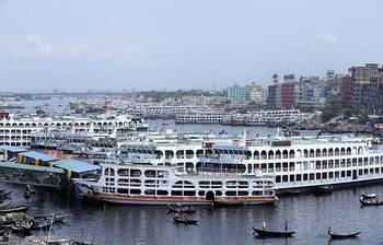 ঘূর্ণিঝড় ফণী ধেয়ে আসার কারণে সদরঘাট থেকে লঞ্চ ছাড়েনি