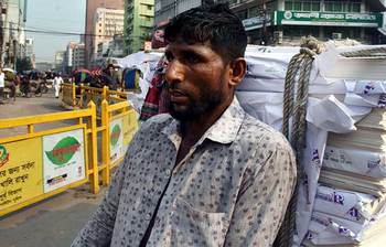 বৈশাখের গরমে অতিষ্ঠ নগর জীবন