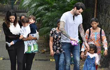 ছেলেমেয়েদের সঙ্গে সময় কাটাচ্ছেন সানি লিওন