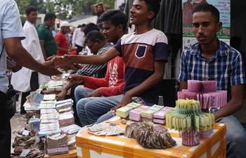 জমেছে টাকা বিক্রির হাট!