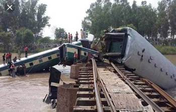 ছবিতে দেখুন কুলাউড়ার ট্রেন দুর্ঘটনা