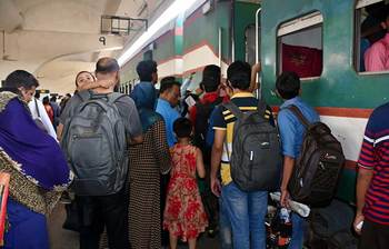 ঈদ করতে ঘরমুখো মানুষের ভিড় কমলাপুরে