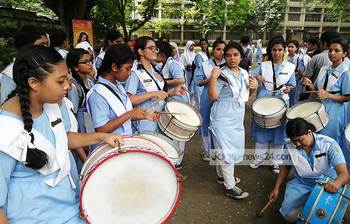 ছবিতে দেখুন ভিকারুননিসায় ফলাফল পেয়ে আনন্দিত শিক্ষার্থীরা
