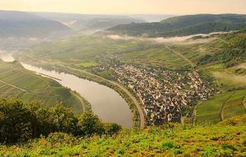 সৌন্দর্যে ঘেরা বিশ্বের সেরা ১০টি গ্রামের ছবি দেখুন