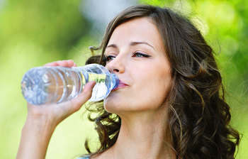 জেনে নিন অতিরিক্ত পানি পান করলে যেসব বিপদ হতে পারে