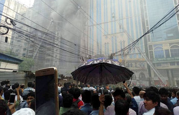 আগুন দেখতে উৎসুক জনতার ভিড় বাড়ছে