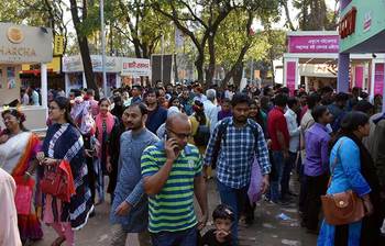 বর্ধিত দিনে বইমেলায় উচ্ছ্বসিত পাঠকরা